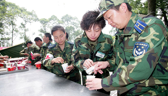 汶川地震救援中，王宜教战士们泡干酵母粉治疗空腔溃疡。（崔文斌 摄影）