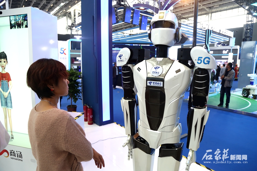 5G机器人与市民对话。